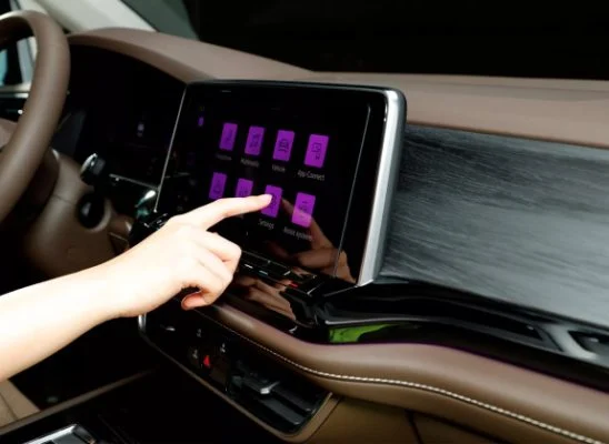 Hệ thống giải trí màn hình cảm ứng 12 ich, kết nối Apple CarPlay, USB , Bluetooth.